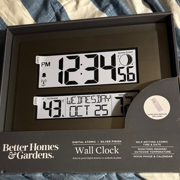 Better Homes And Gardens Atomic Silver Wall Clock - Picture 1 of 1